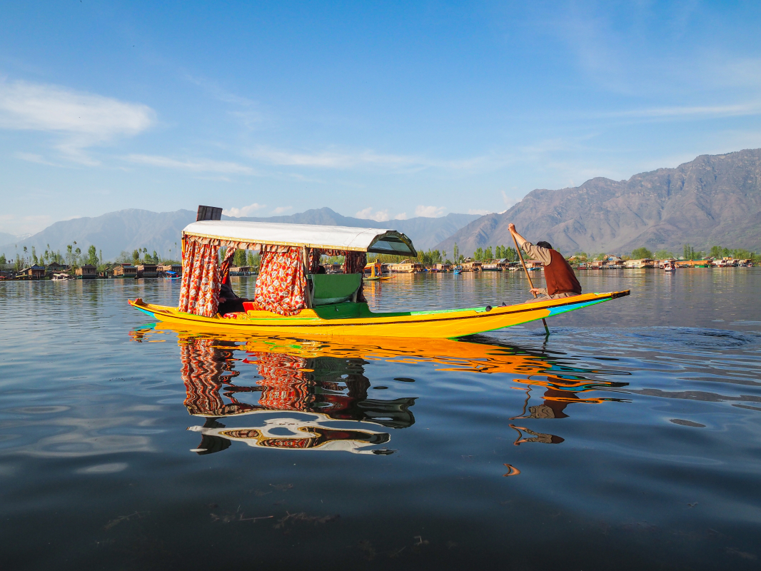 Shikara ride in dal lake kashmir - GeTS Holidays
